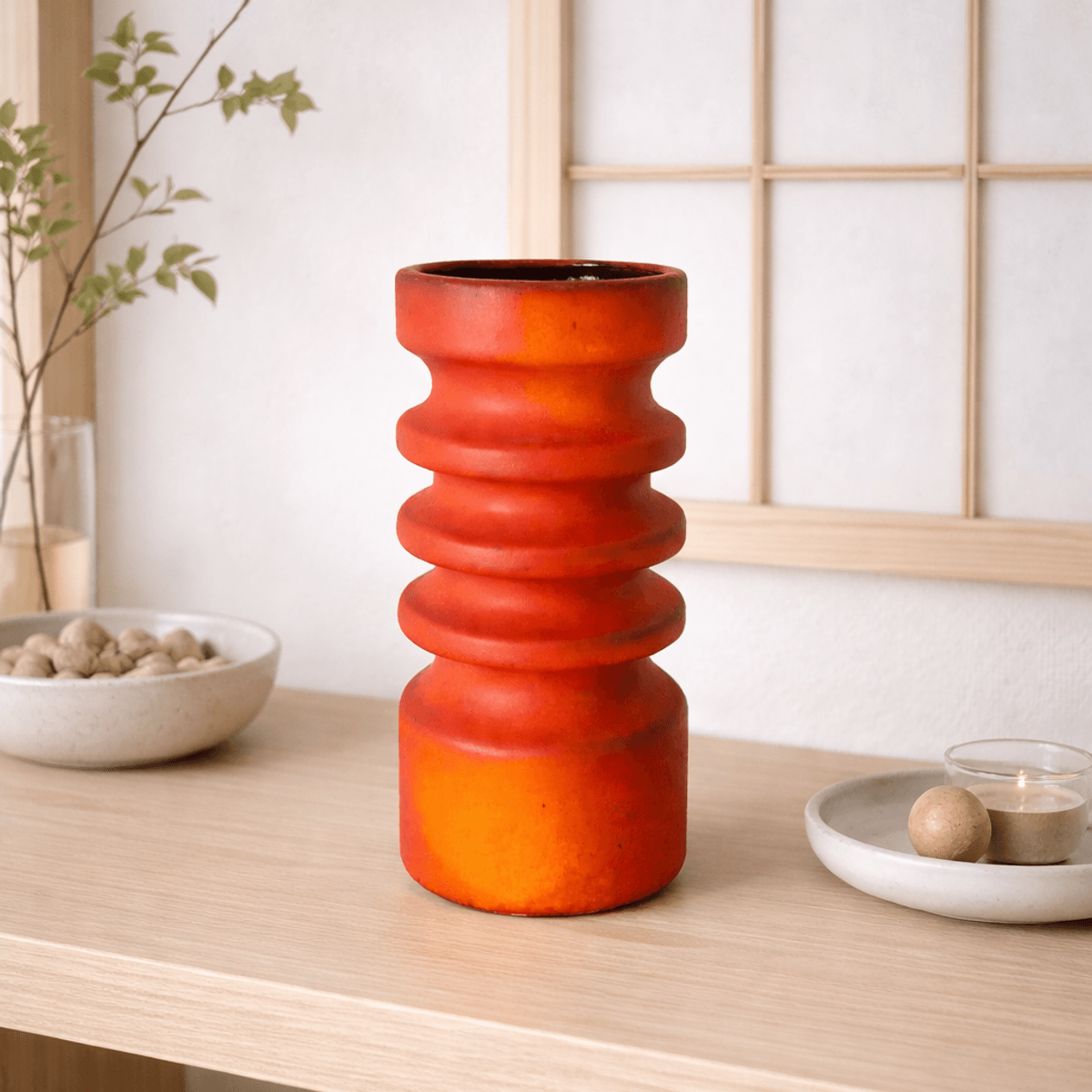 Oransje vase i keramikk