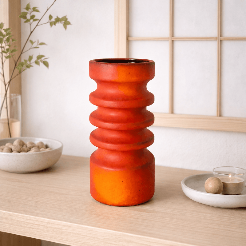Oransje vase i keramikk