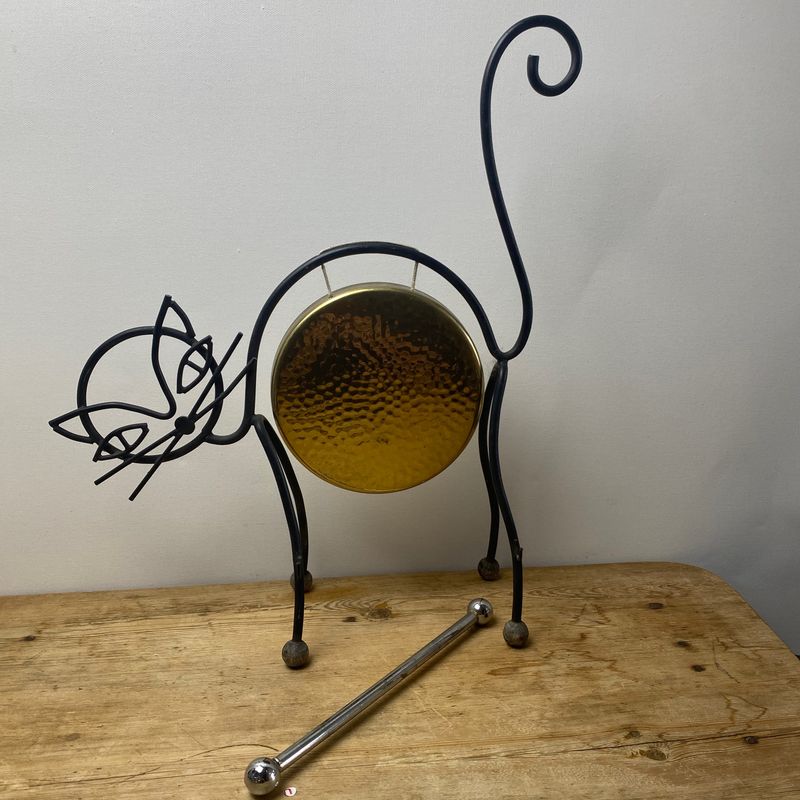 String katt, Ystad Metall. Gong-gong