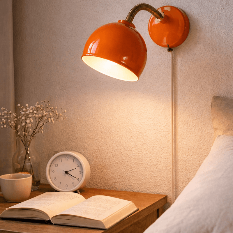 Oransje vegglampe i metall