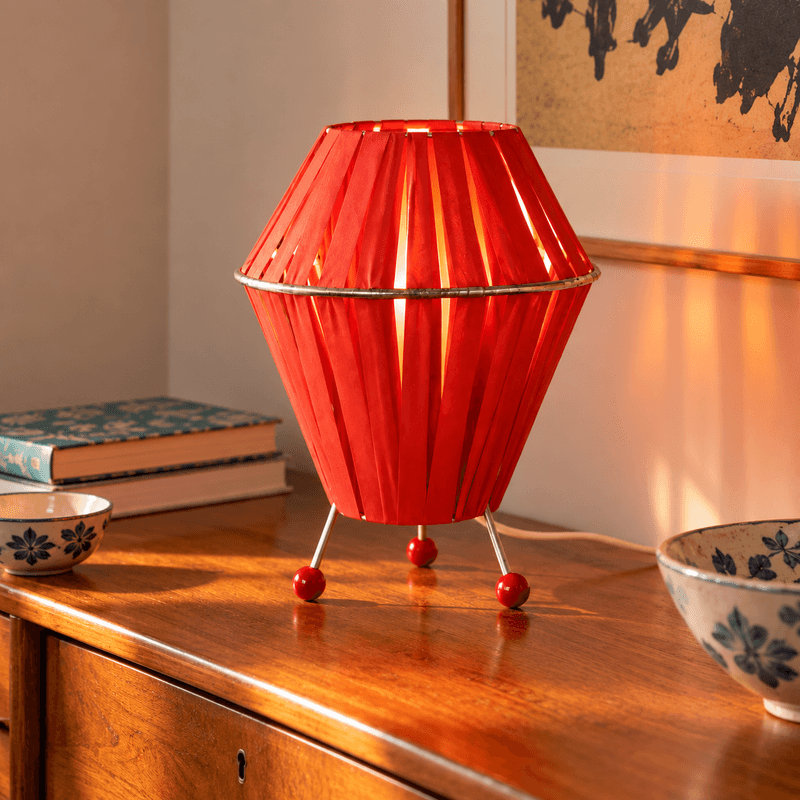Rød Tivoli-lampe med båndskjerm og kuleføtter