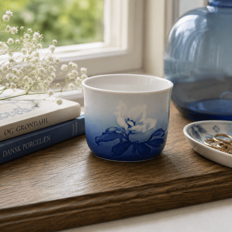 Bing og Grøndahl, liten vase, blå og hvit