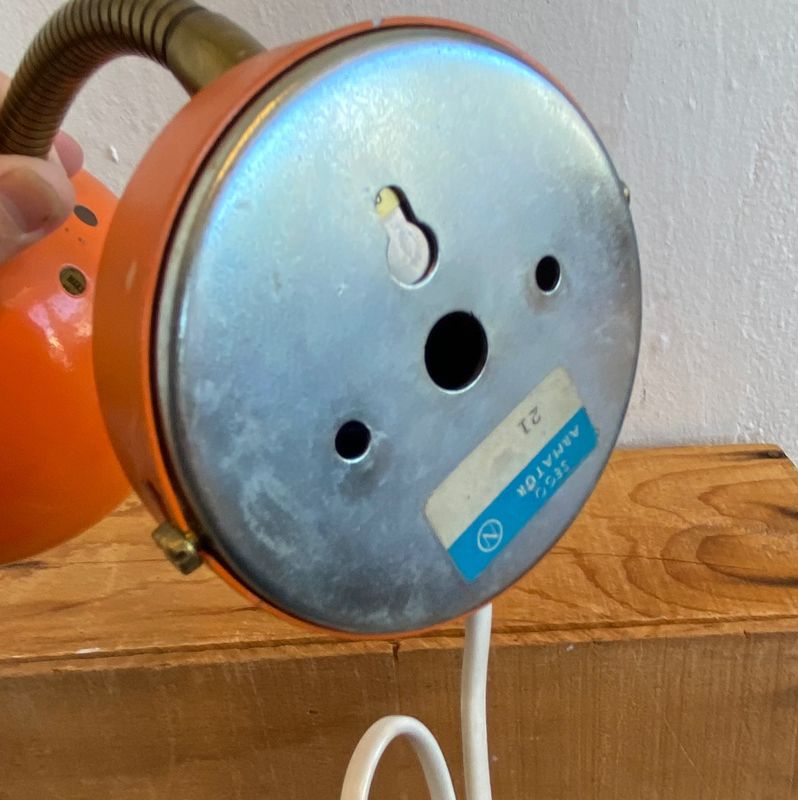 Oransje vegglampe i metall