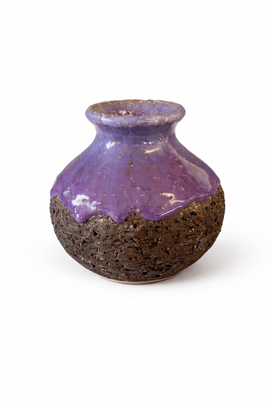 Rustikk, liten vase med fiolett glassur