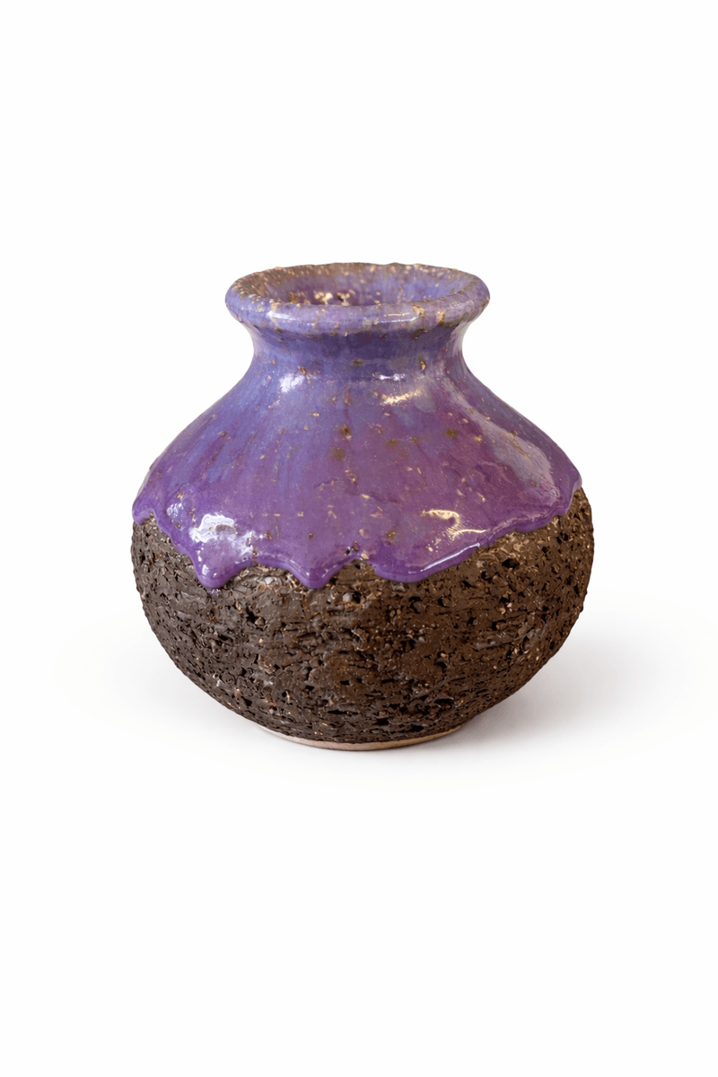 Rustikk, liten vase med fiolett glassur